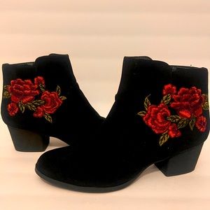 Top Moda black boots with embroidered rose details